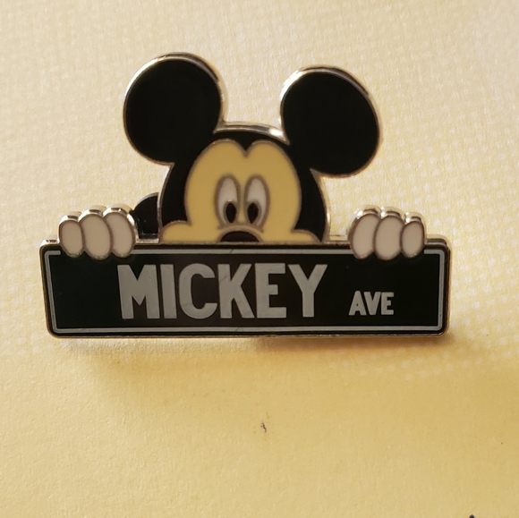 2 Disney Pins Mickey Mouse - Picture 2 of 5